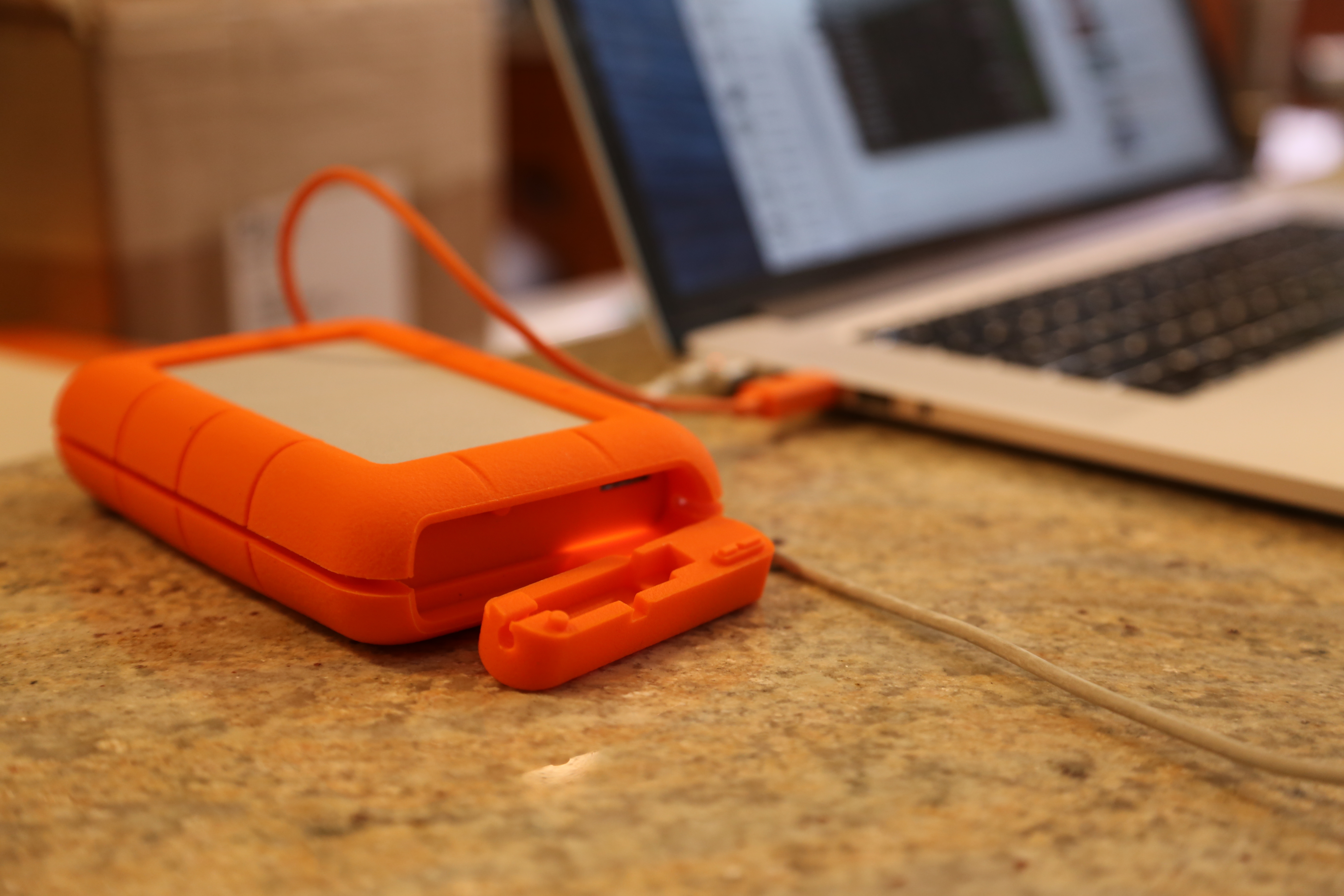LaCie-Rugged-4TB-USB Plug-Thunderbolt-2