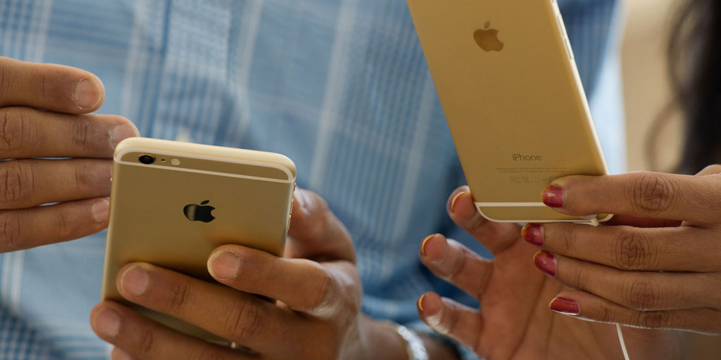 Apple's New Big-Screen iPhones Draw Long Lines As Sales Start