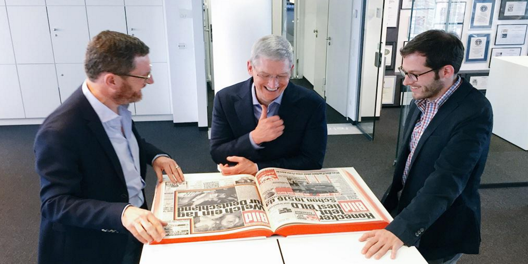 Tim-Cook-reading