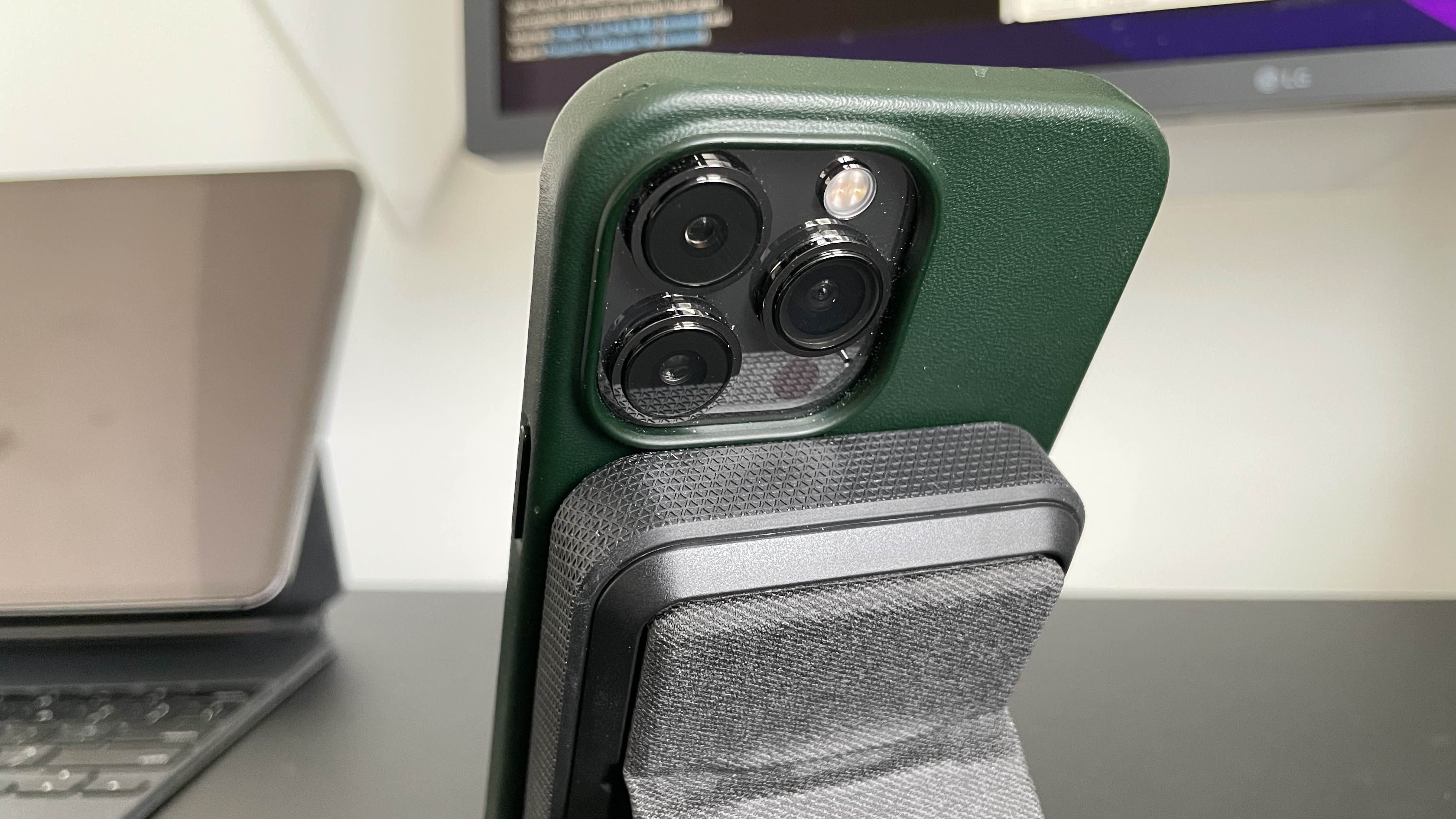 Mophie MagSafe-compatible Snap+ Powerstation Stand - back close-up