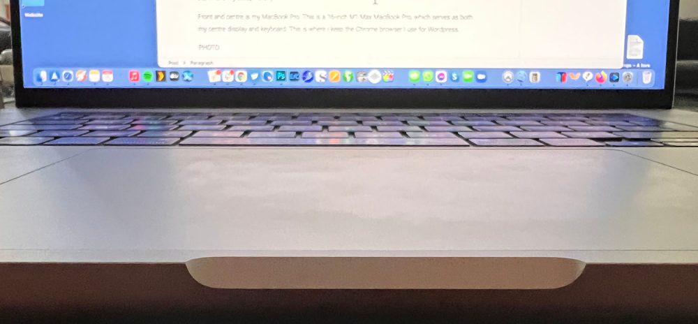Three-screen-mobile-workspace-2