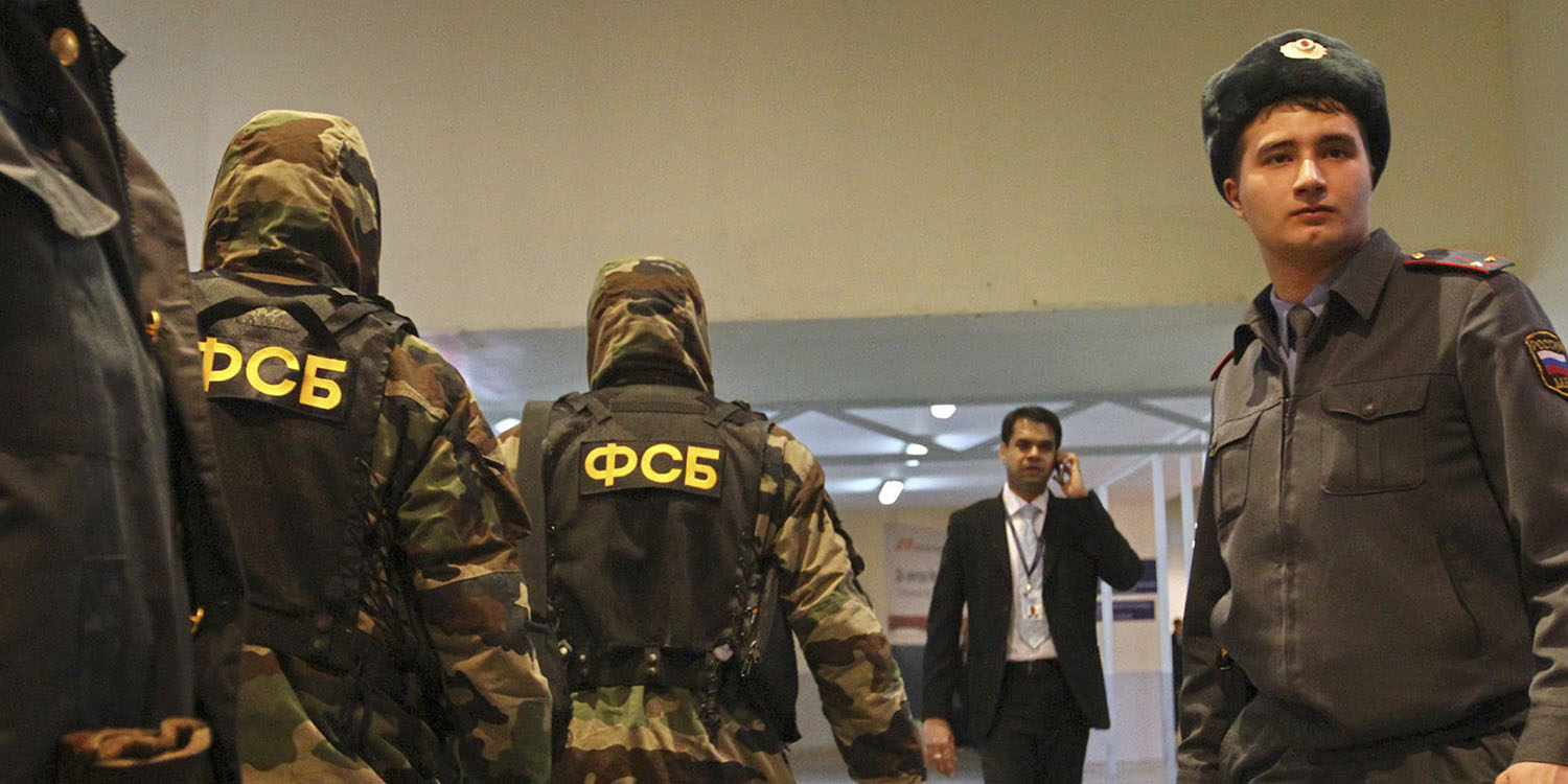 Russia threatens Apple | Russian FSB forces inside a building