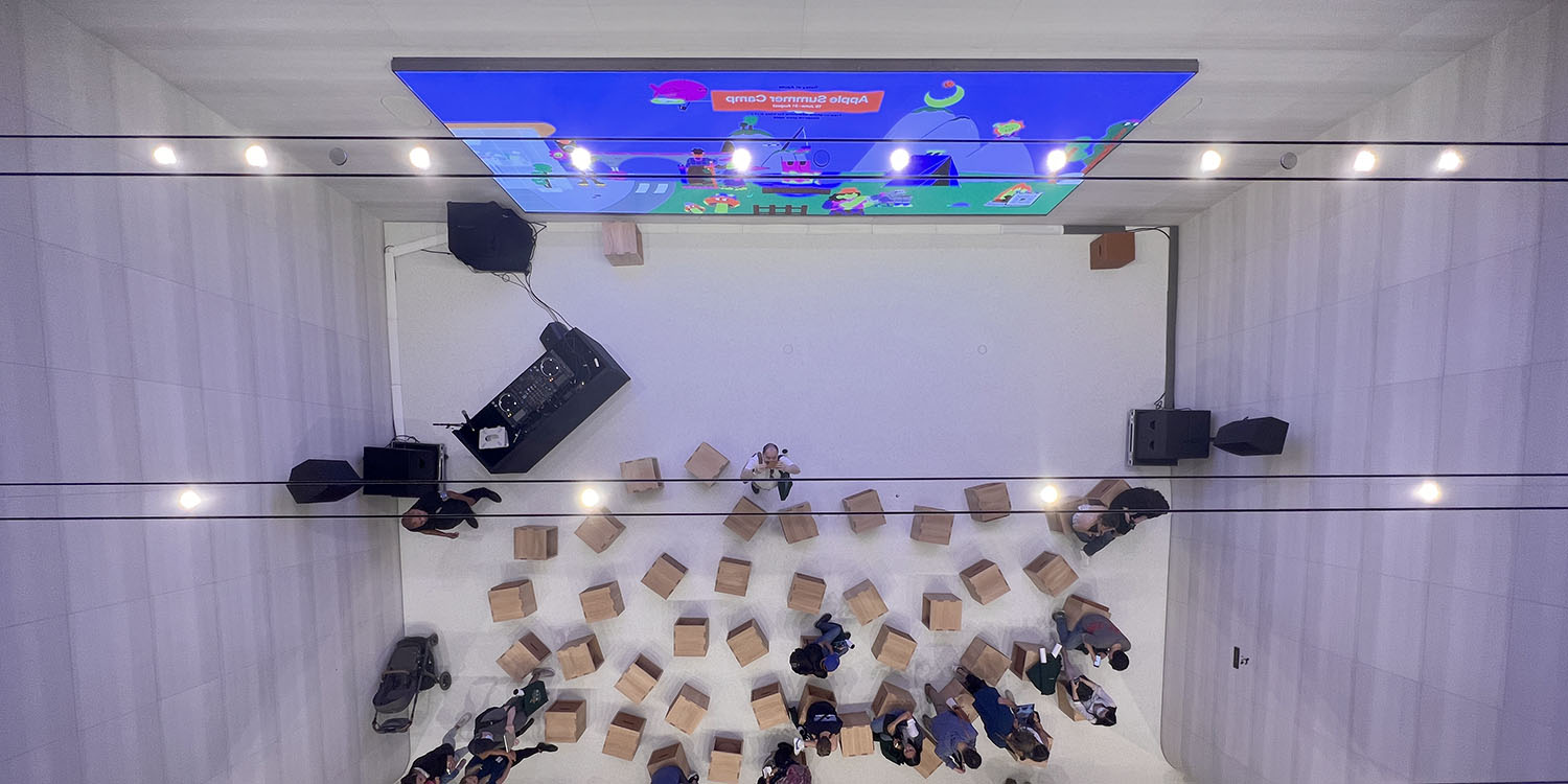 Apple Brompton Road | Mirrored ceiling in the forum area