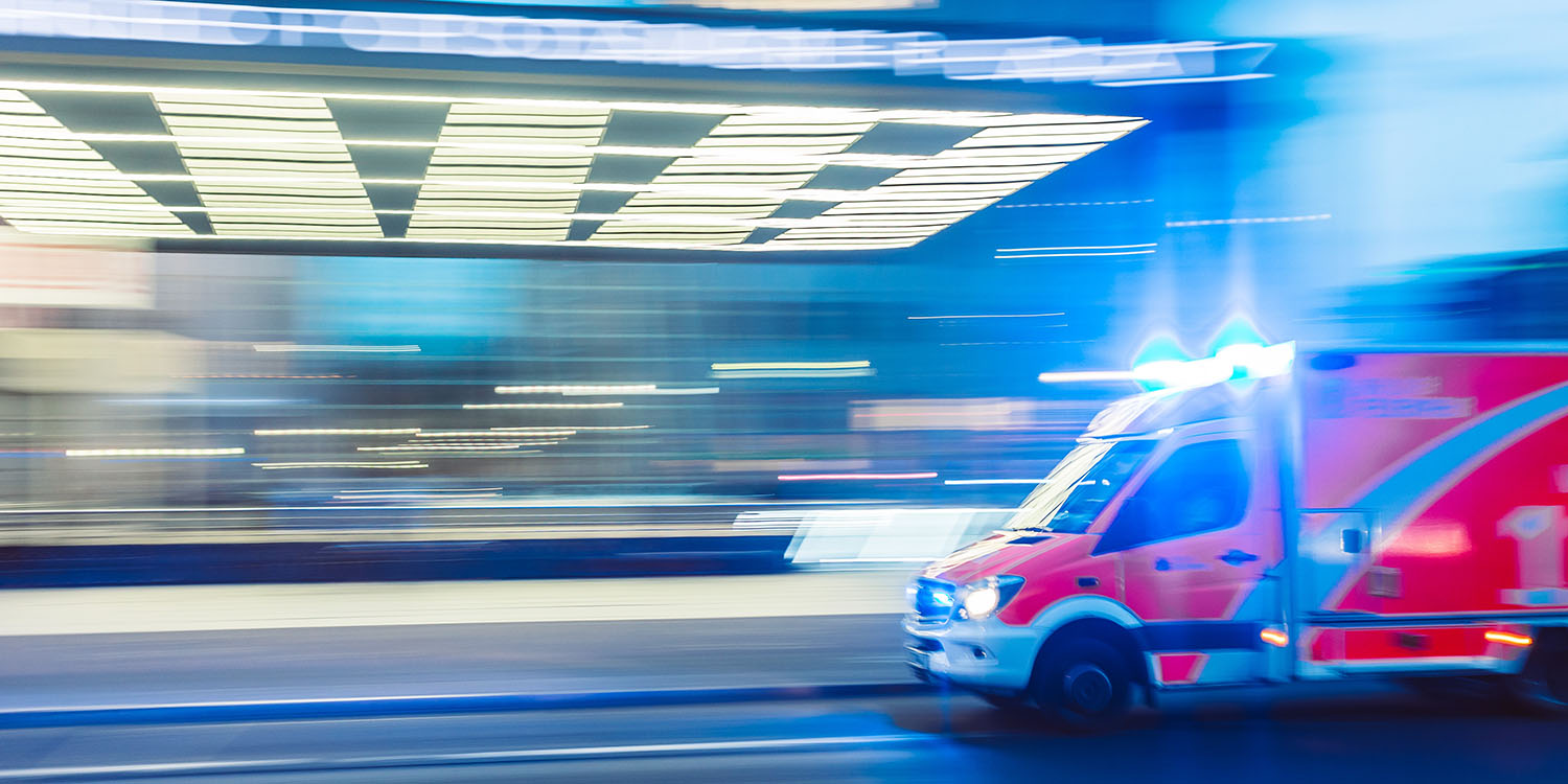 Apple Watch heart attack detection | Ambulance arriving at hospital