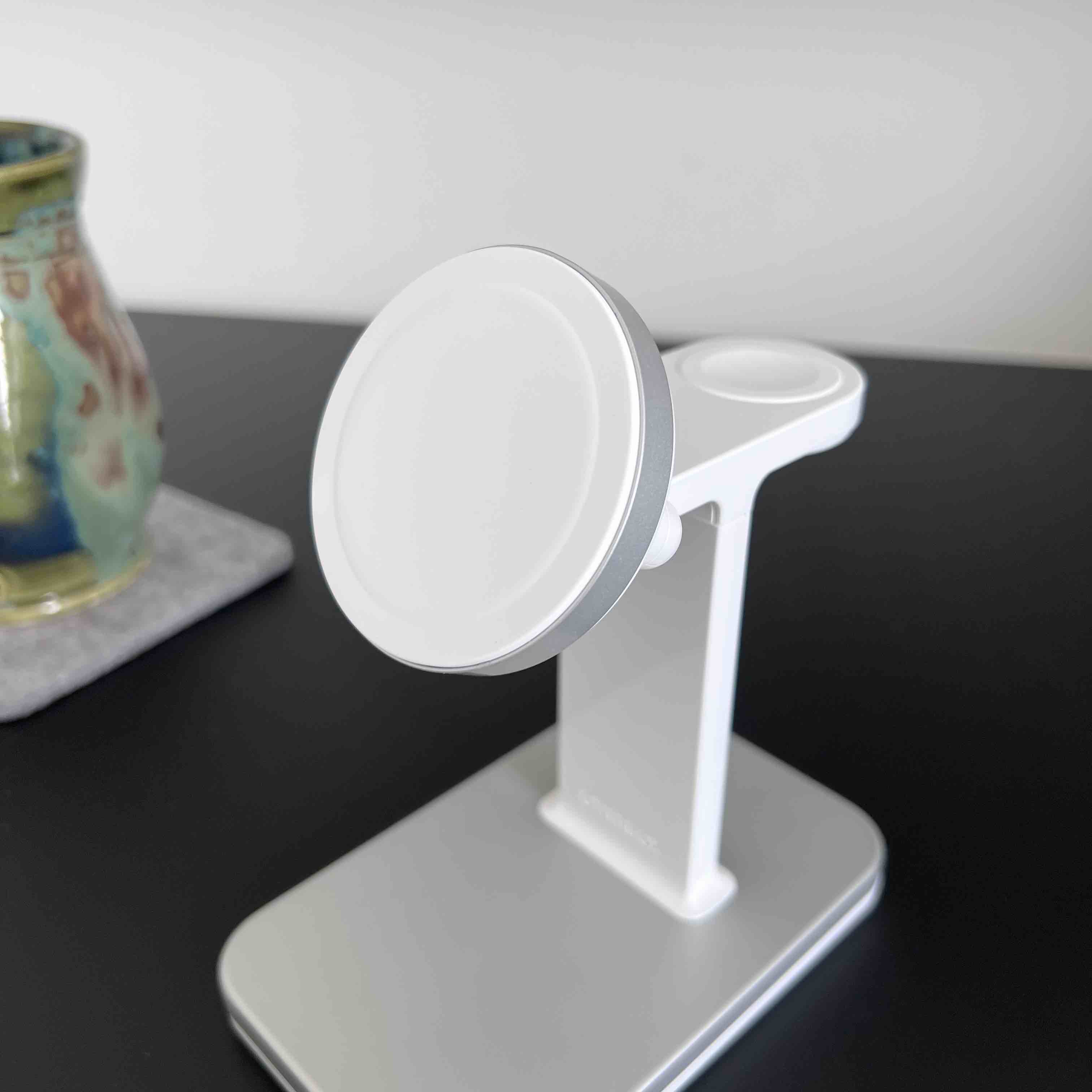 OtterBox 2-in-1 MagSafe charger bottom up close