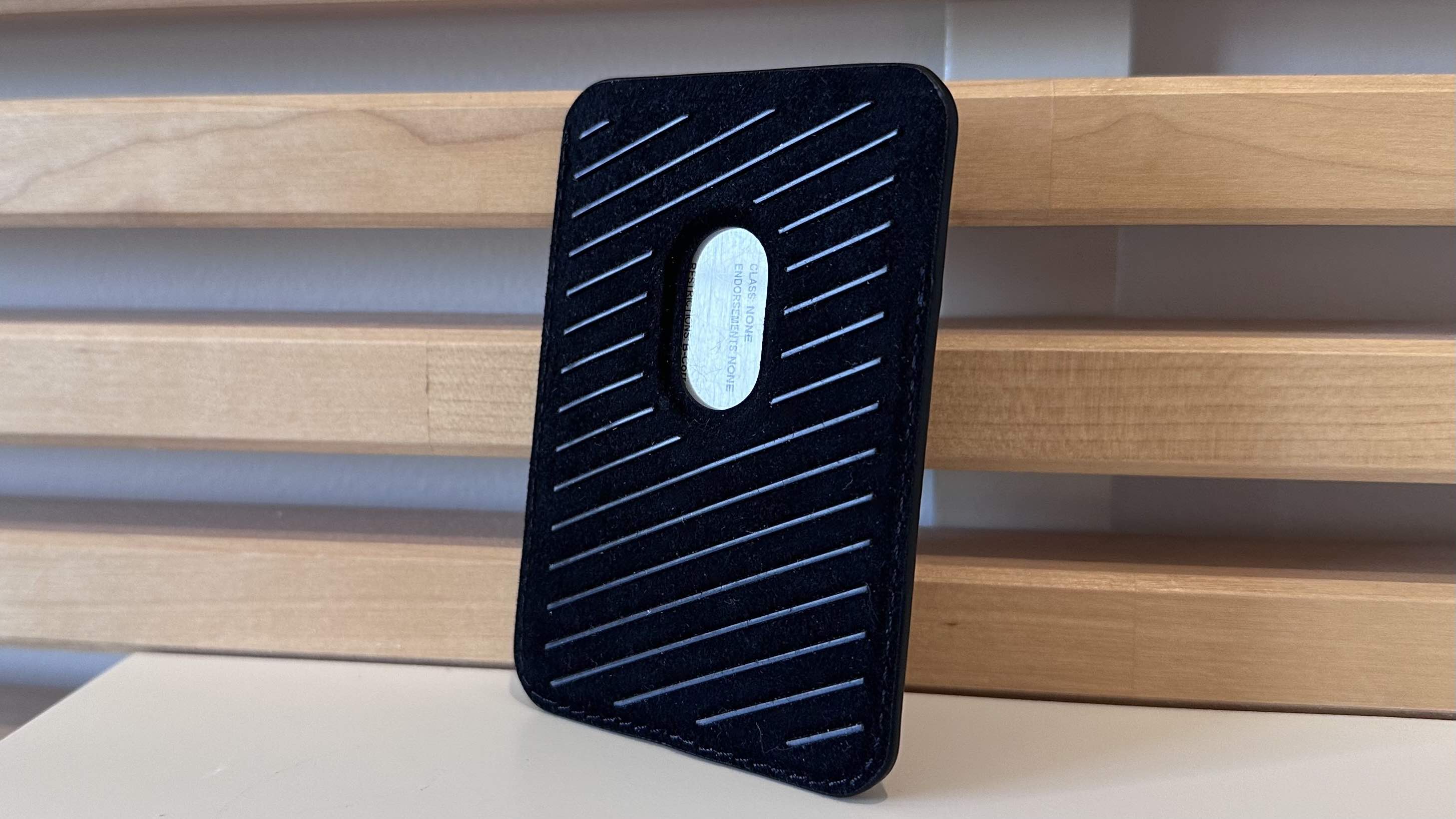 Mujjo Leather Magnetic Wallet for iPhone backside