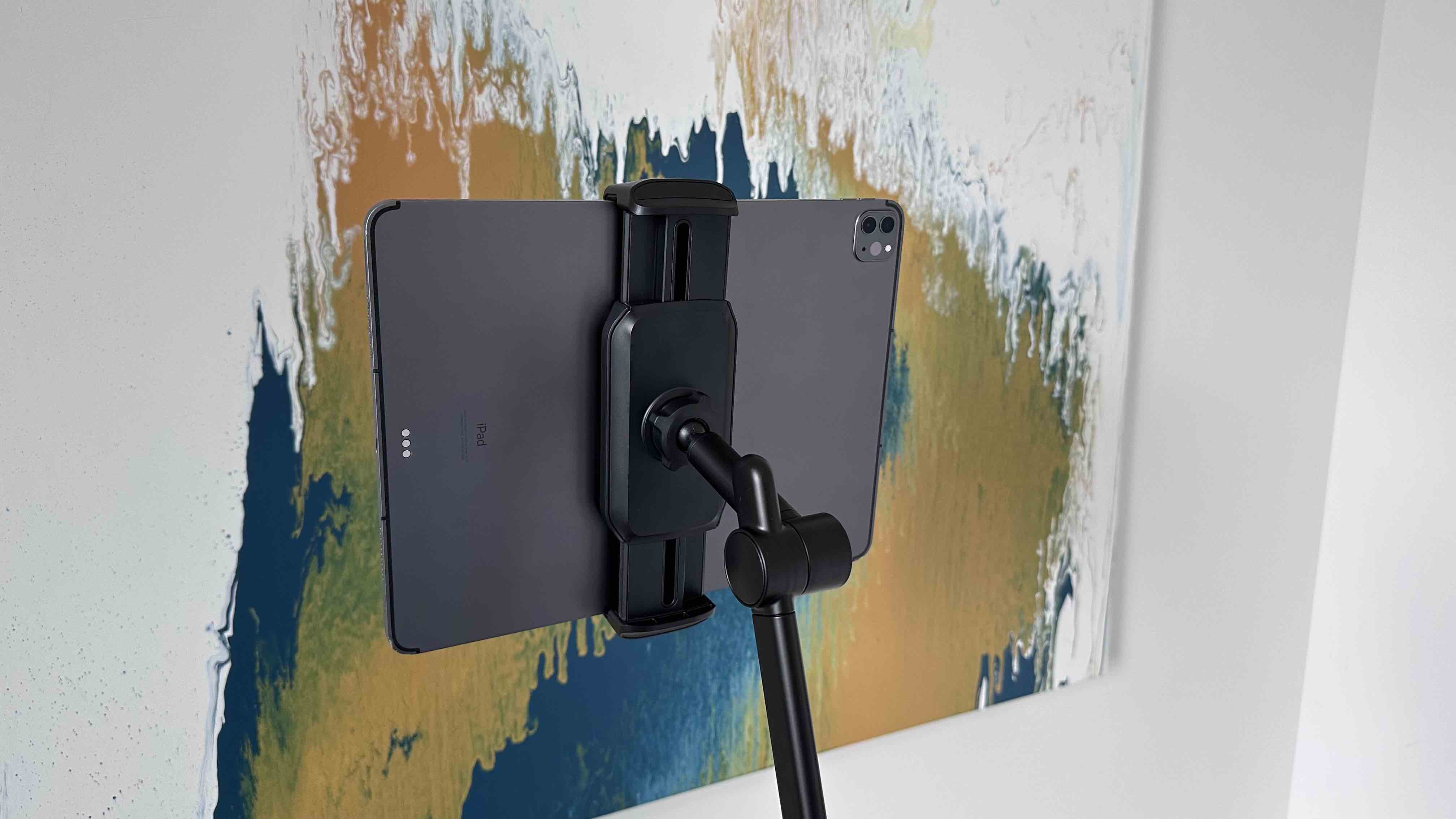 Twelve South HoverBar Tower review – hinge and attachment