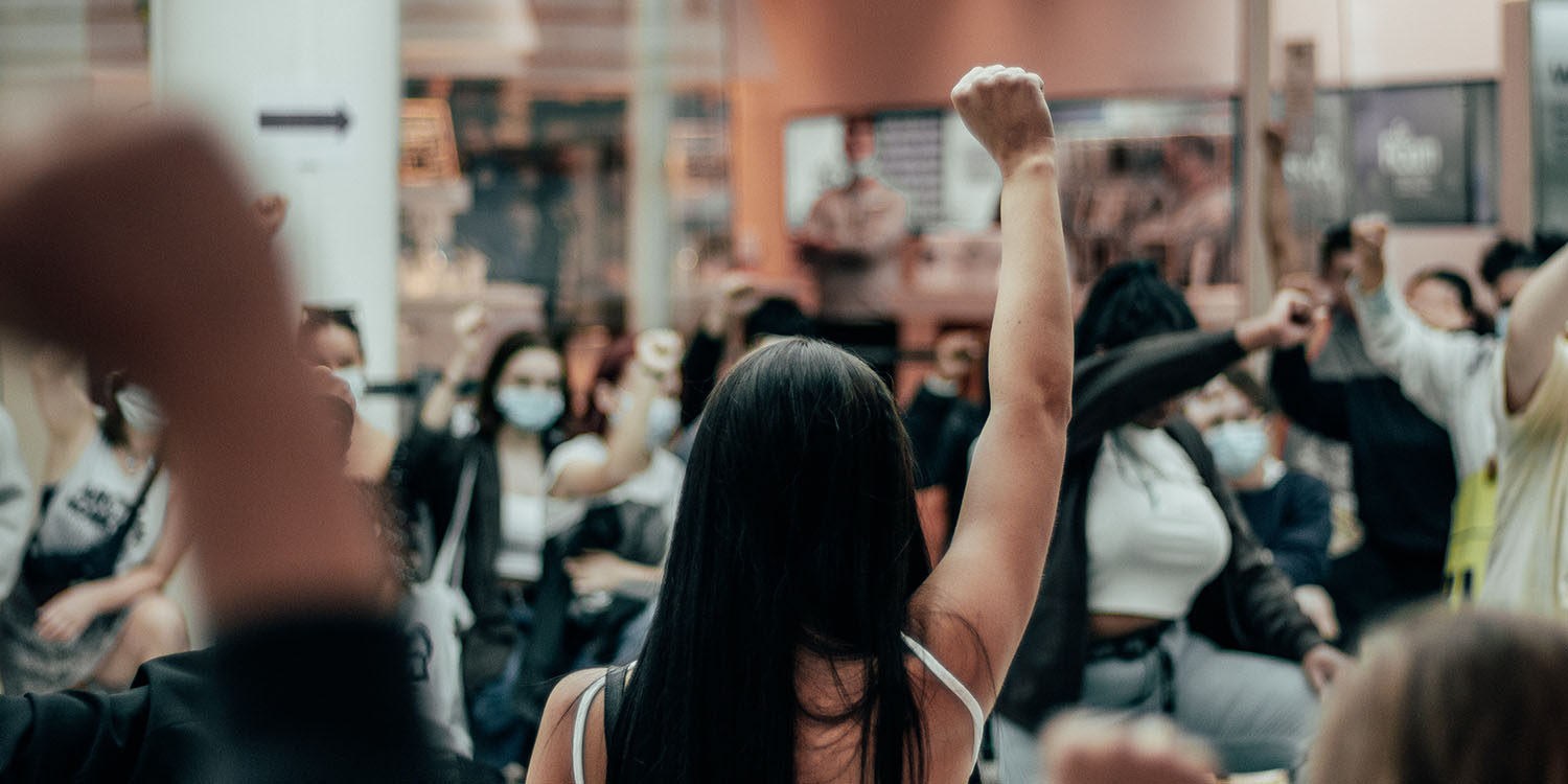 Apple anti-union | Group of protestors outside a store