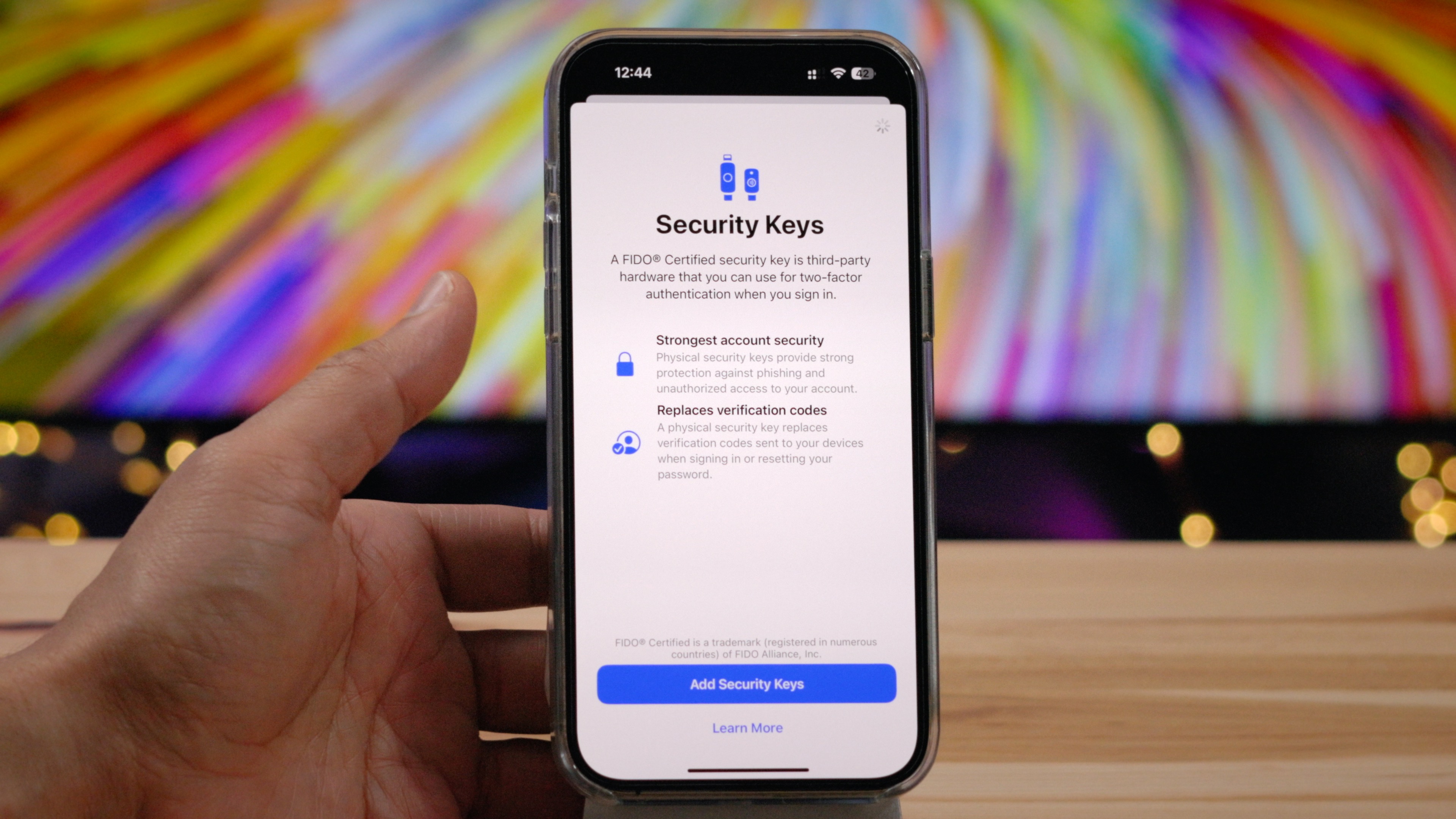 The Security Keys splash screen that you initially see in iOS 16.3 when setting up a new security key.