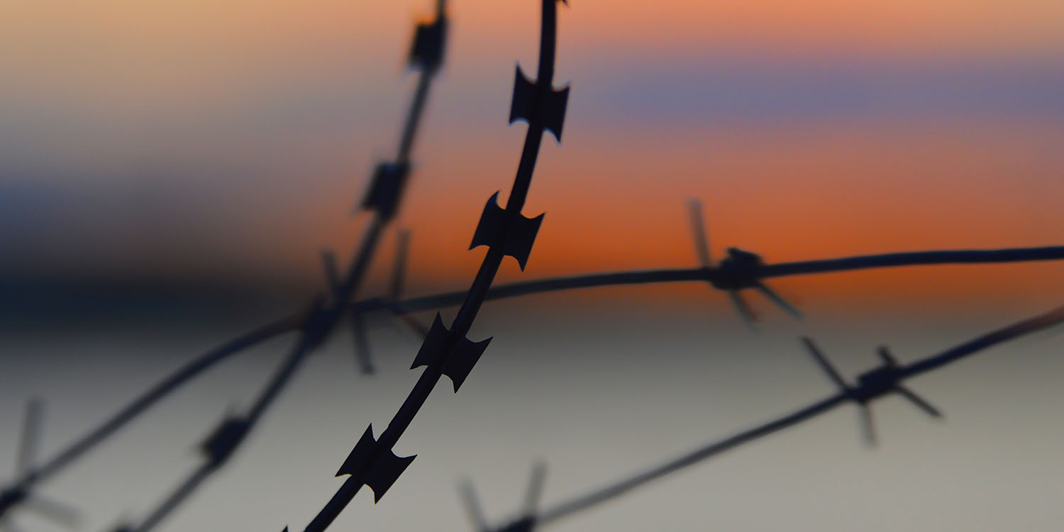 Apple alerted Pegasus spyware victims | Photo of razor wire