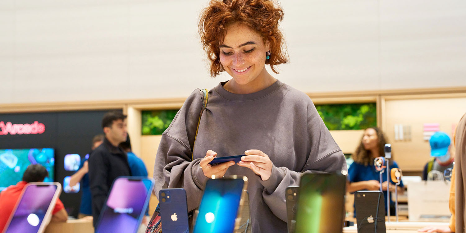 Buying an iPhone | Customer in an Apple Store