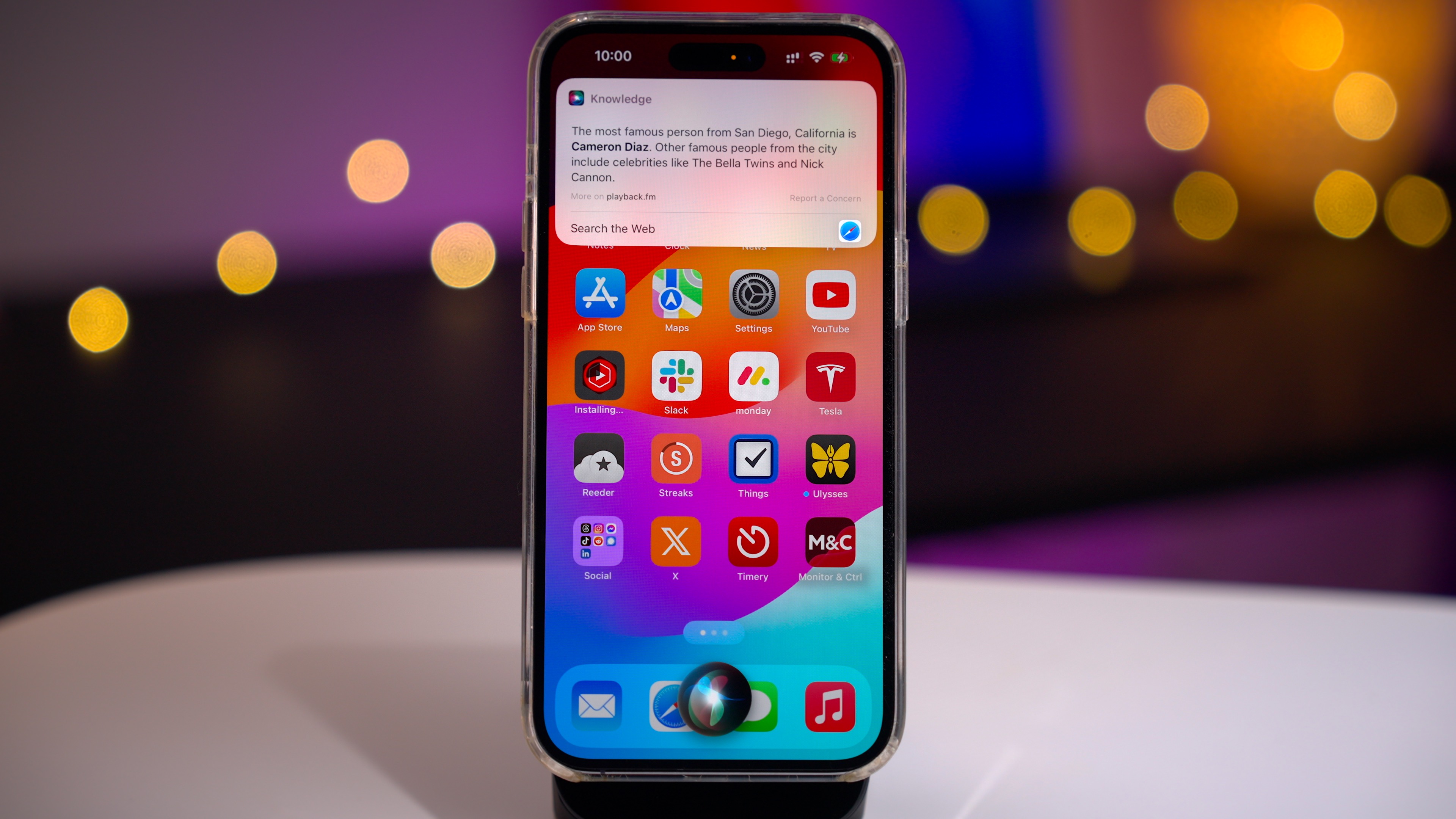 A back to back Siri request in iOS 17. After asking the distance from a location, asking about famous people that live there.