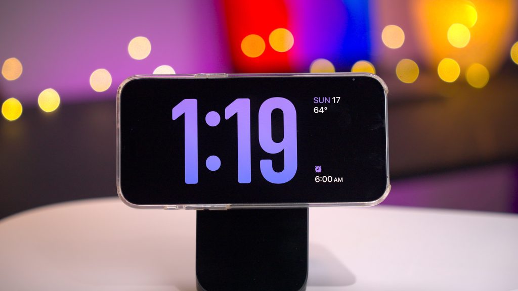 StandBy in iOS 17 showing a clock.