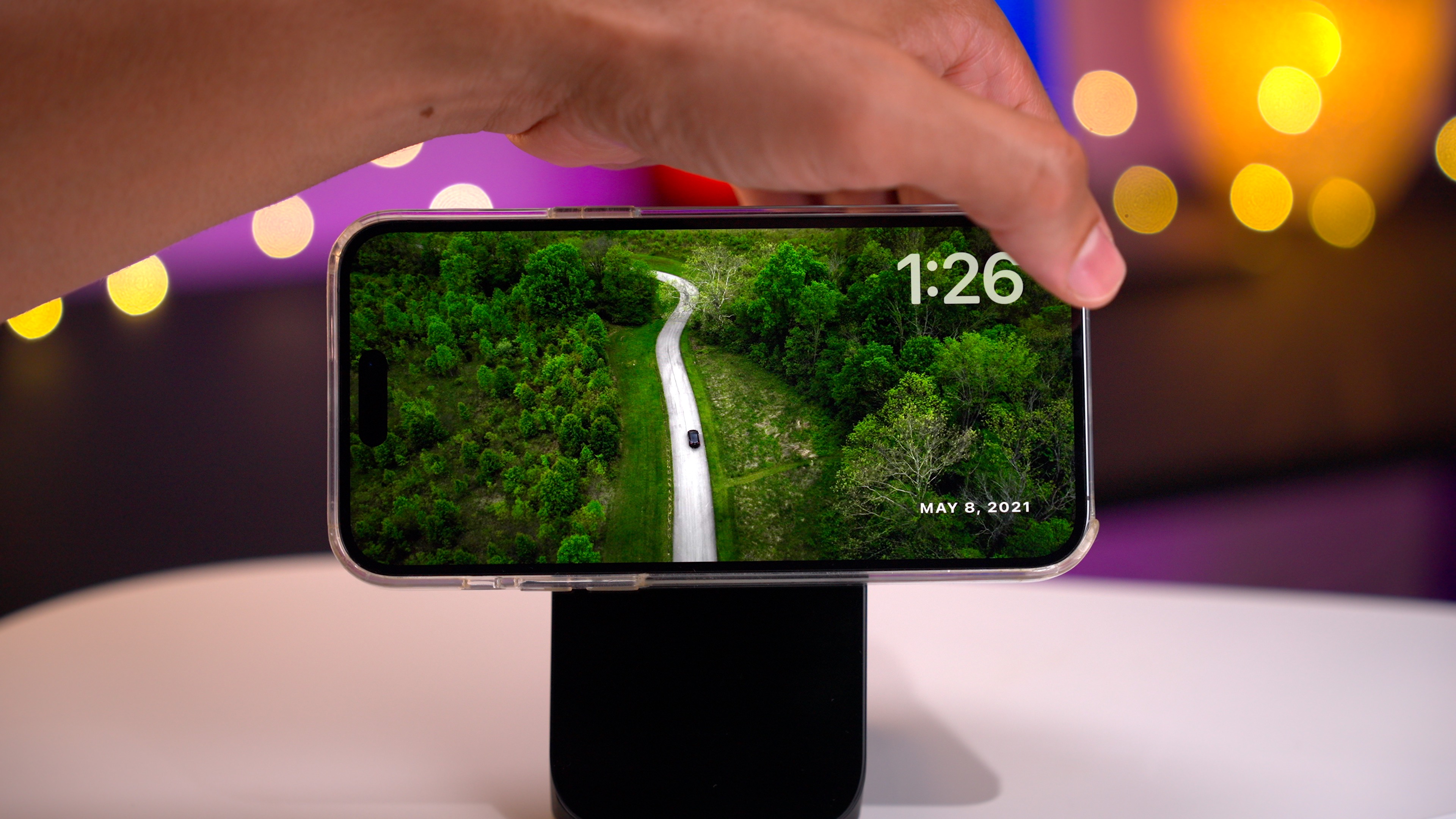 StandBy in iOS 17 showing a photo.