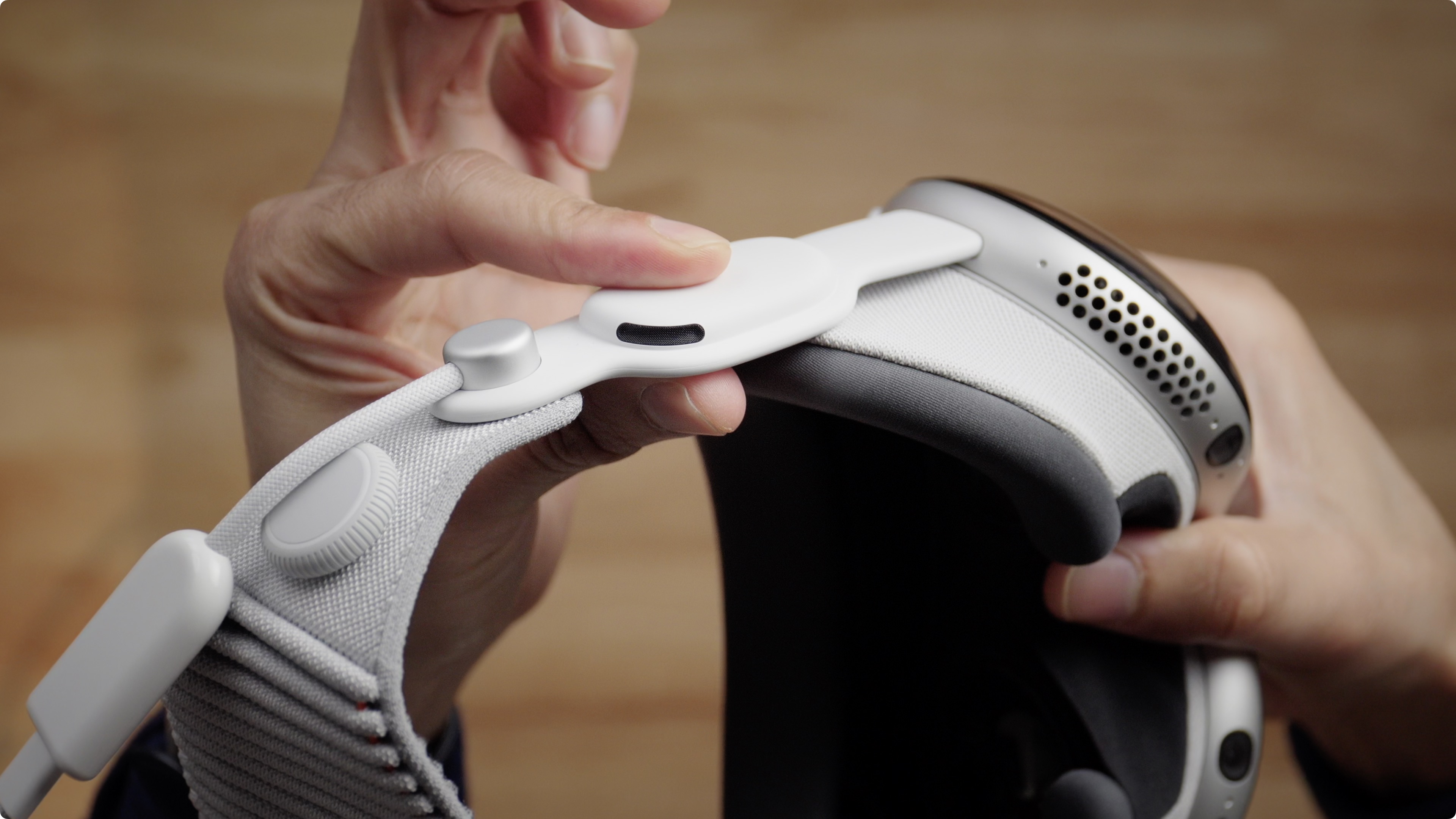 Apple Vision Pro Developer Strap includes a spatial speaker just like the regular audio strap.