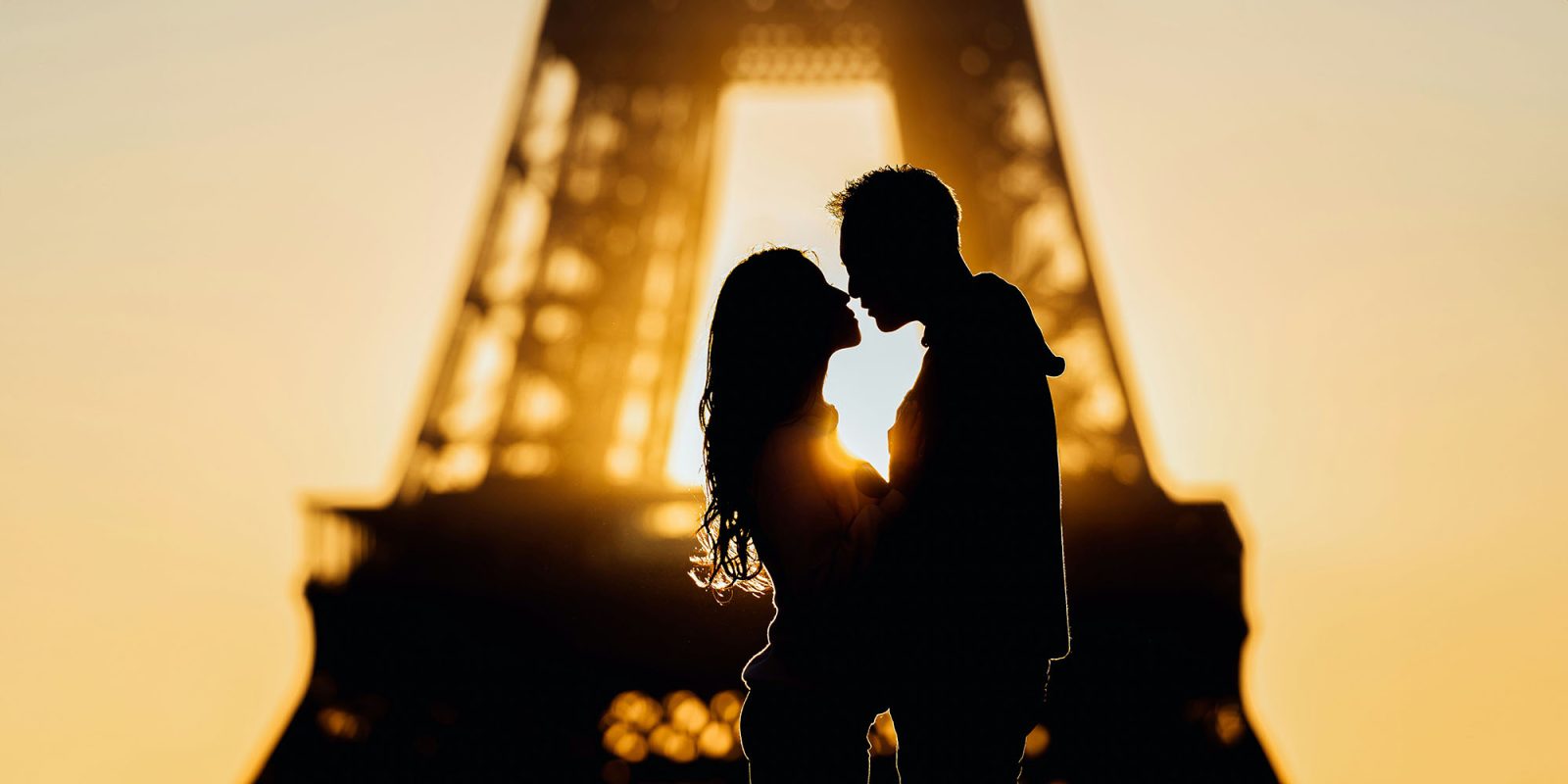 Tinder verification coming to the US | Romantic photo of couple in Paris