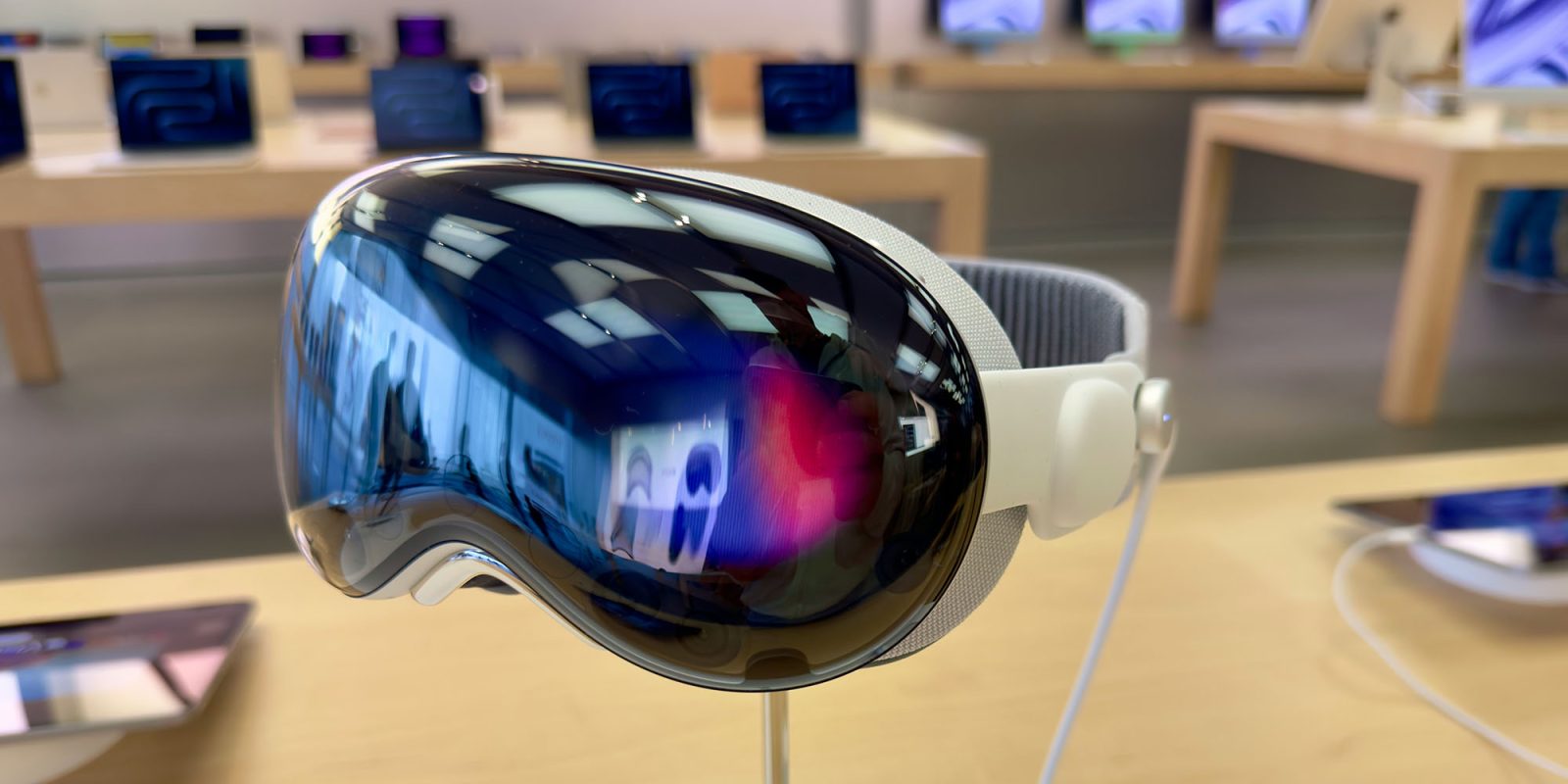 Vision Pro latency | Display model in an Apple Store