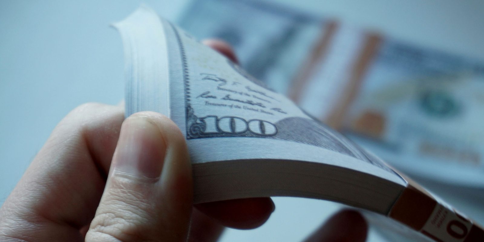 Apple again the most valuable company in the world | Counting $100 bills