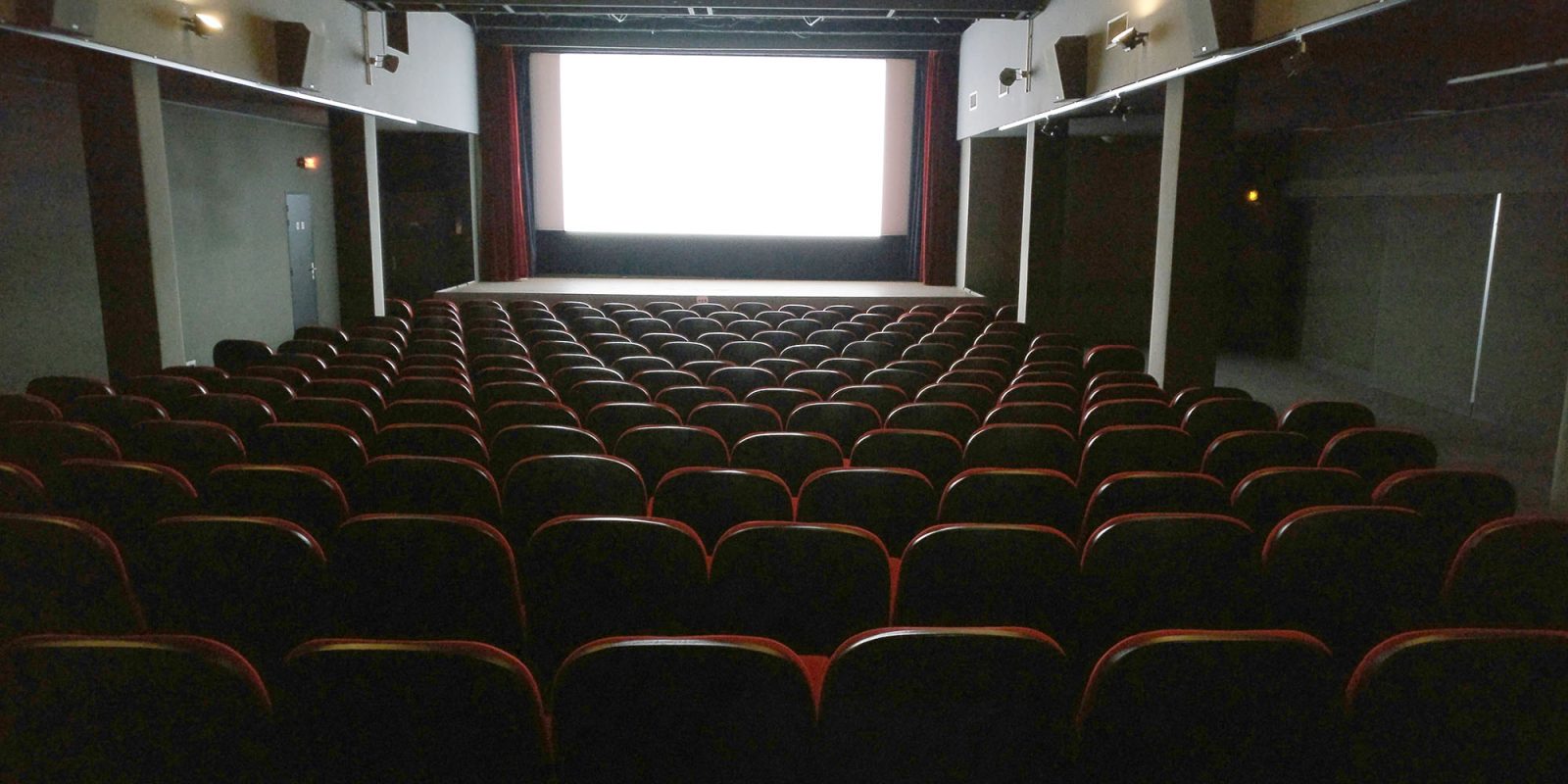 Apple TV Oprah Winfrey biodoc won't be shown | Empty theater with blank screen