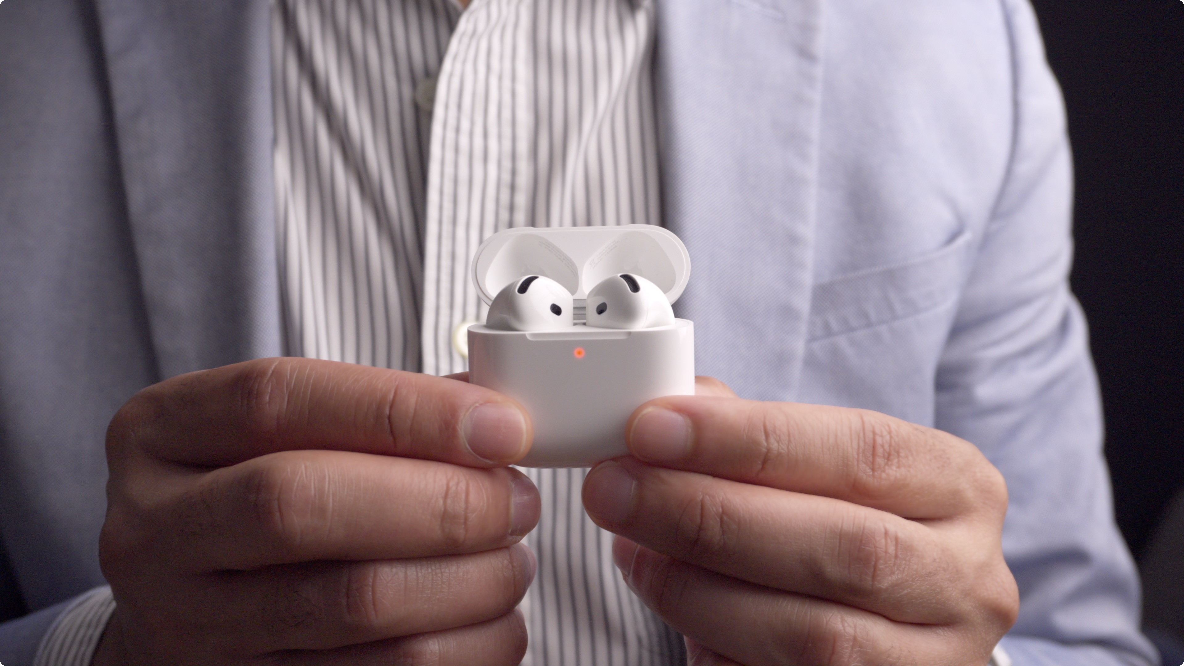 AirPods 4 in Wireless Charging Case