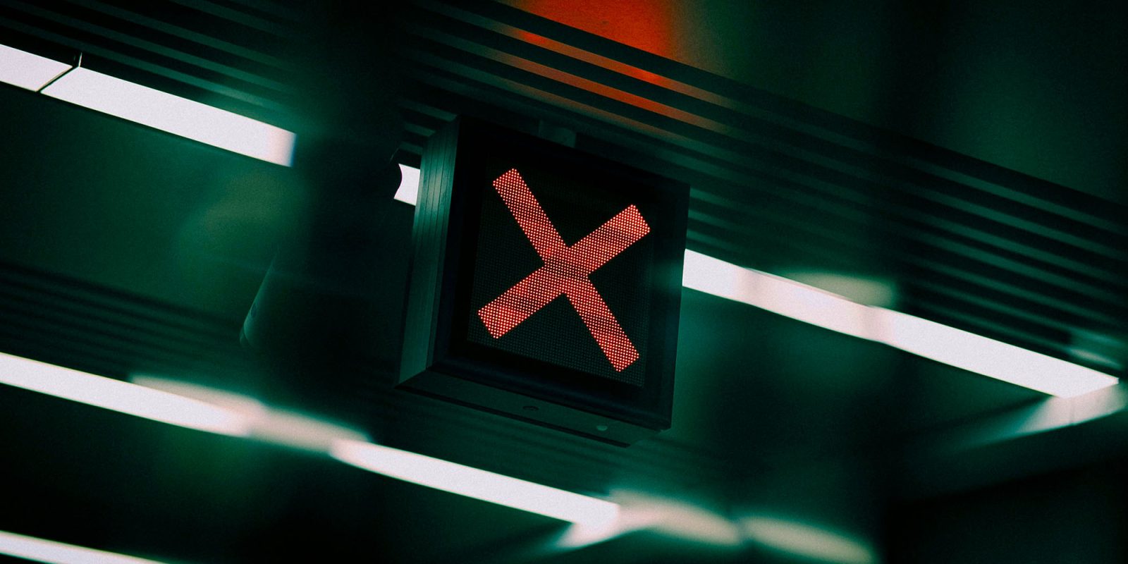 X is blocking Signal links, likely over DOGE whistleblowers | X no-entry signal on gantry