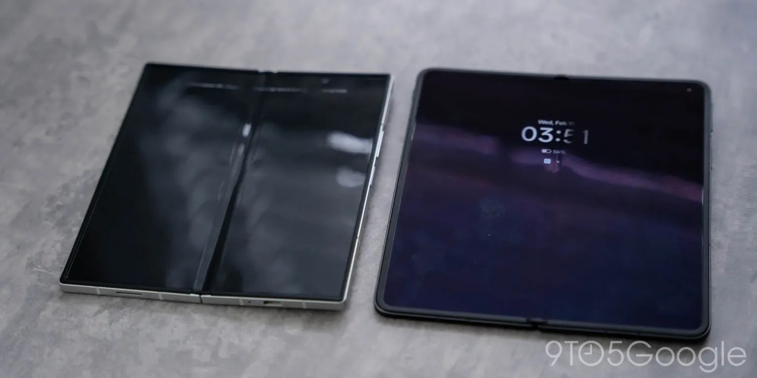 The Oppo Find 5 (right) has demonstrated the difference between a visible and near-invisible crease