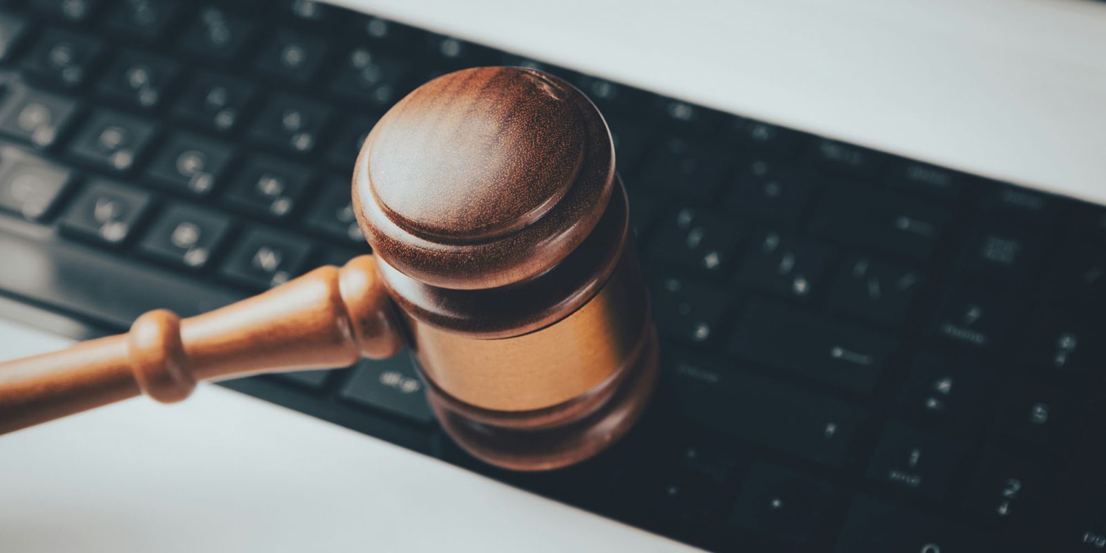 Big tech lawyers for Apple and others 'actively encouraging lawlessness' – WSJ | Photo of judge's gavel on keyboard