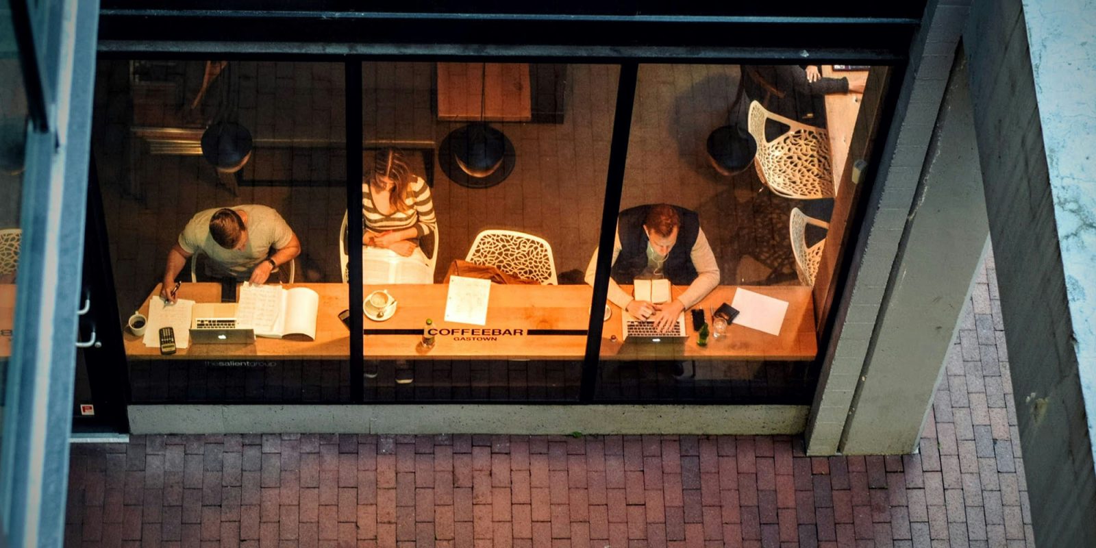 I'd like Apple's promised new Wi-Fi hotspot feature to go one step further | MacBooks used in a coffee shop