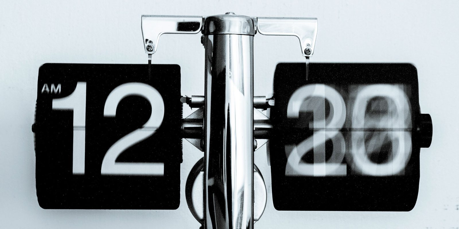 The time picker in iPhone alarms has a bizarre hidden design element | Airport-style analog clock